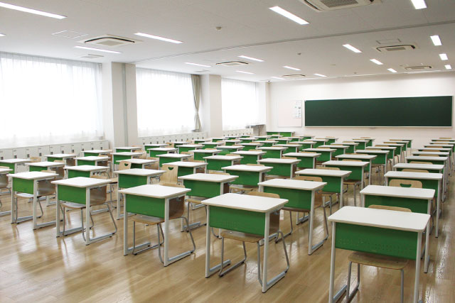 普通教室南向きの明るくて開放感のある教室で全教室に視聴覚用のスクリーンが設置してあります